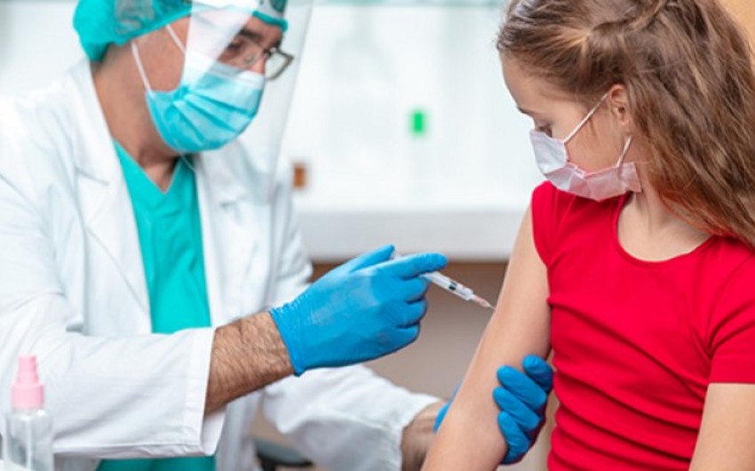Власти Британии готовы начать вакцинацию школьников от коронавируса