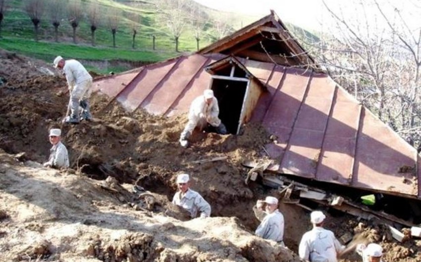 Оползень разрушил 6 жилых домов в Киргизии