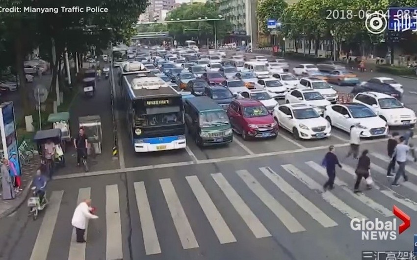Китайский полицейский перенес пожилого прохожего через дорогу - ВИДЕО