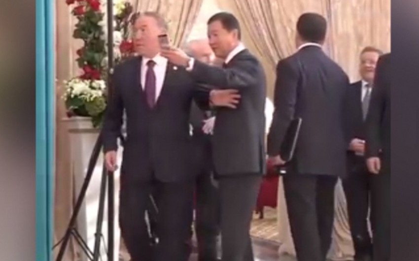 ​Назарбаев оттолкнул пытавшегося сделать с ним селфи миллиардера - ВИДЕО