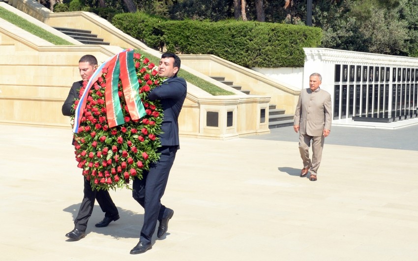 Rustam Minnikhanov visits Alley of Martyrs