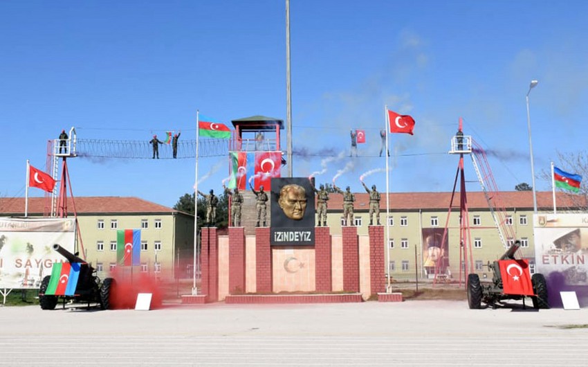 Азербайджанские военнослужащие успешно завершили курс обучения в Турции