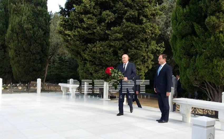 Глава МИД Турции посетил Аллею почетного захоронения и Аллею Шехидов - ФОТО
