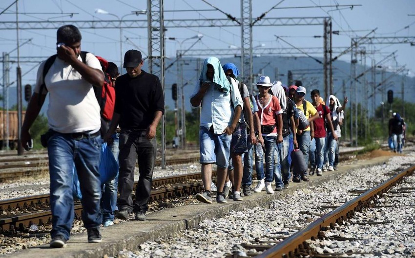 Migrant flow through Macedonia resumes