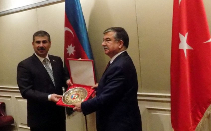 Министры обороны Азербайджана и Турции обсудили военное сотрудничество