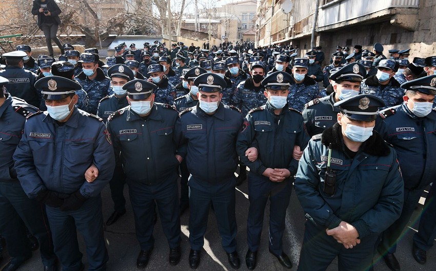 Родные пропавших без вести военных заблокировали здание минобороны Армении