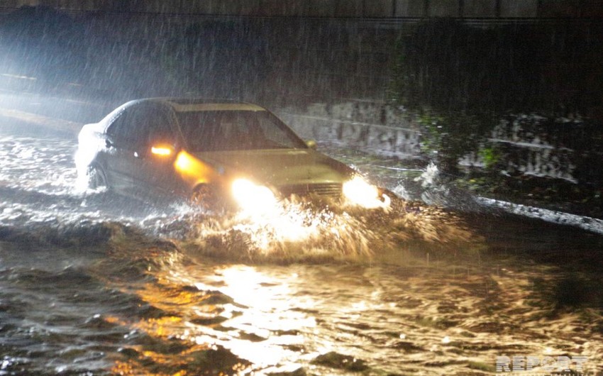 Сильный дождь в Баку создал проблемы для передвижения транспорта - ФОТОРЕПОРТАЖ