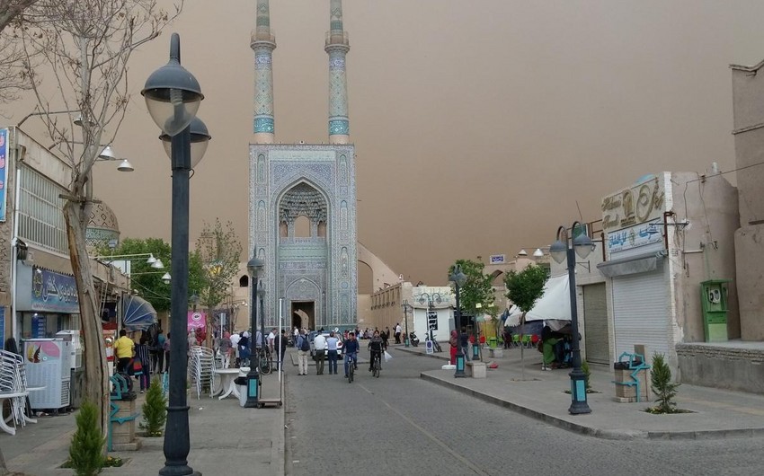 Sandstorm sweeps though Iranian Yazd city