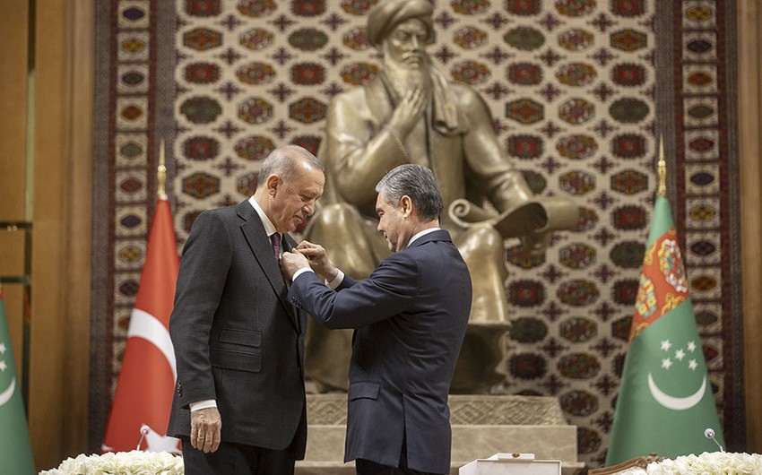 Бердымухамедов наградил Эрдогана орденом За вклад в развитие сотрудничества
