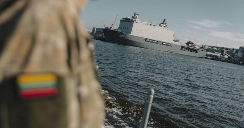 В Литве проходят учения ВМС по спасению на море с эвакуацией с тонущего судна