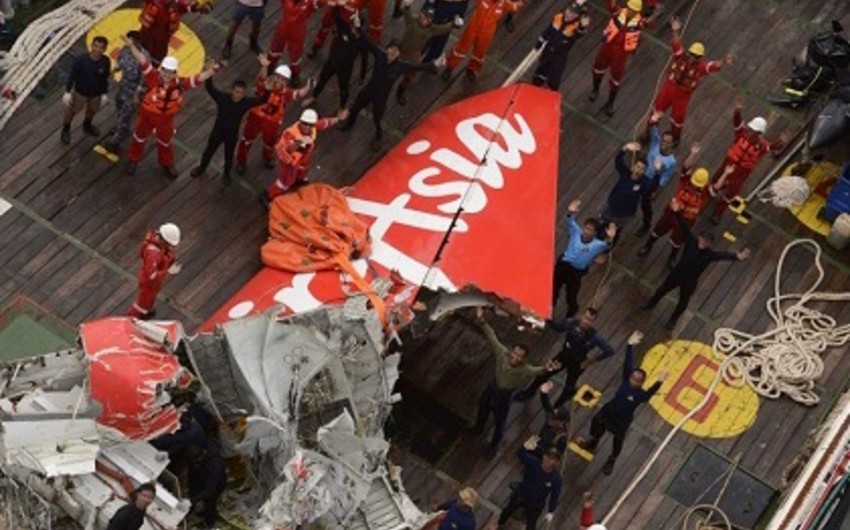 ​Спасатели нашли первый черный ящик с лайнера AirAsia