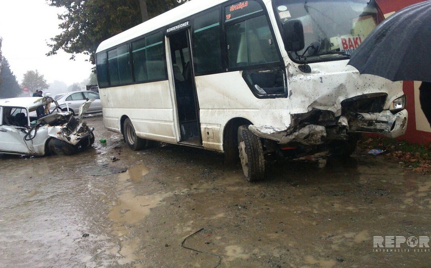 В Лянкяране пассажирский автобус столкнулся с автомобилем, есть пострадавшие