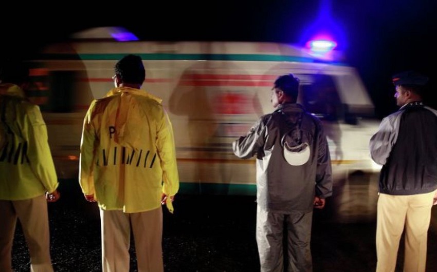 Hindistanda avtobus çaya yuvarlanıb, on nəfər ölüb