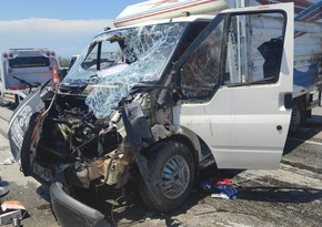 Truck overturns in Turkiye, 15 hurt