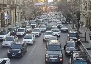 В Баку на ряде улиц затруднено движение транспорта