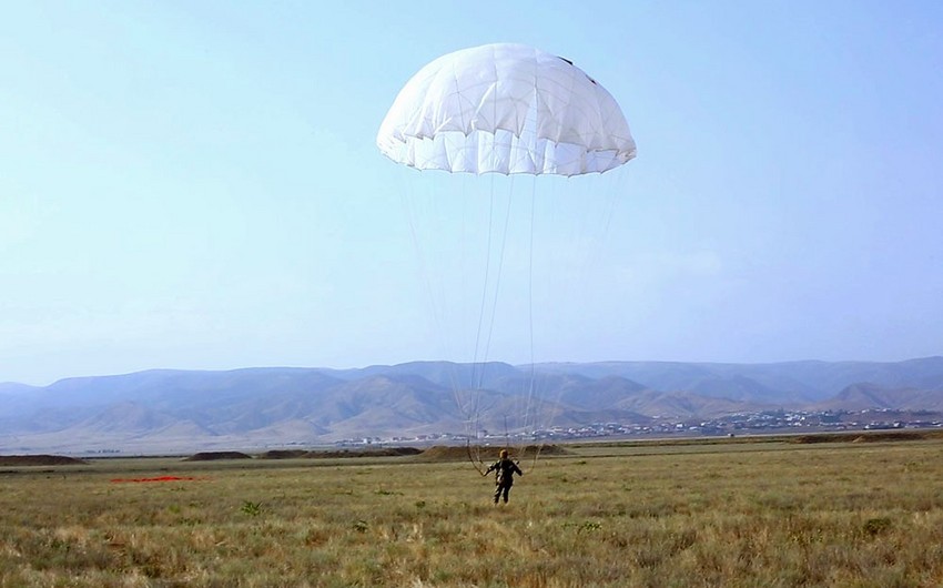 В Азербайджанской армии проведены тренировки по парашютной подготовке - ВИДЕО