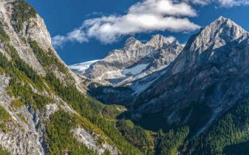 В Альпах разбился спасательный вертолет, пытавшийся эвакуировать альпиниста - ВИДЕО