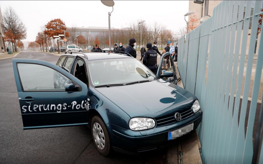 Автомобиль врезался в ворота ограждения офиса Меркель в Берлине