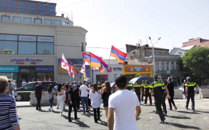 Tbilisidə polis ermənilərin Azərbaycan səfirliyinin binası qarşısındakı aksiyasının qarşısını alıb 