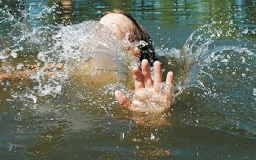 В Агдаше 2-летний ребенок упал в глубокий бассейн