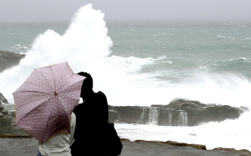 Мощный тайфун Лан обрушился на побережье Японии, есть погибшие