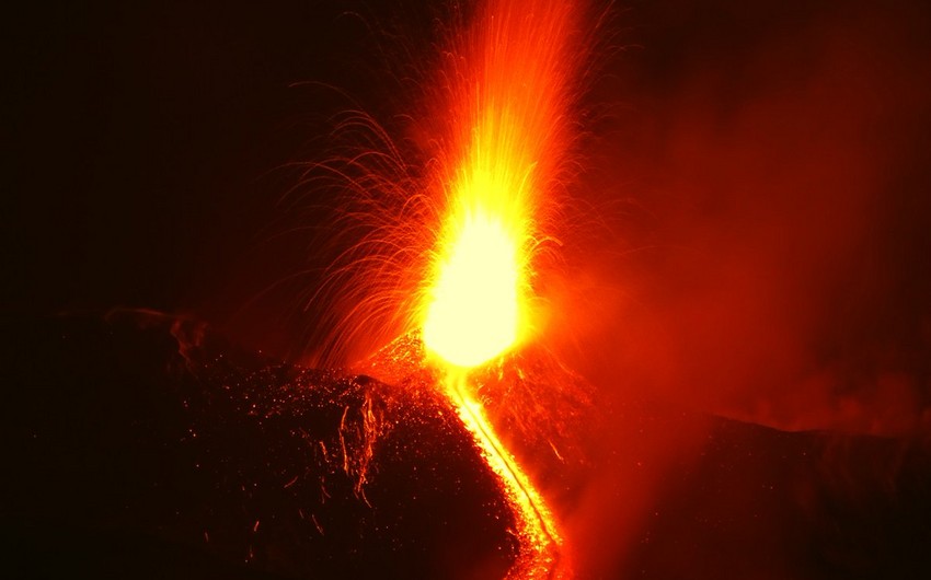 İtaliyada Etna vulkanı püskürüb - VİDEO