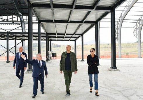 Ильхам Алиев и Мехрибан Алиева ознакомились со строительными работами, проводимыми в Лачынском международном аэропорту