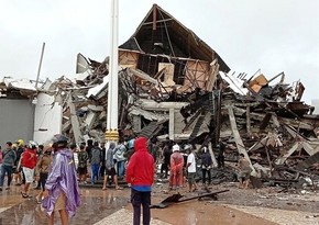 В Индонезии около 15 человек остались под завалами обрушившегося здания магазина