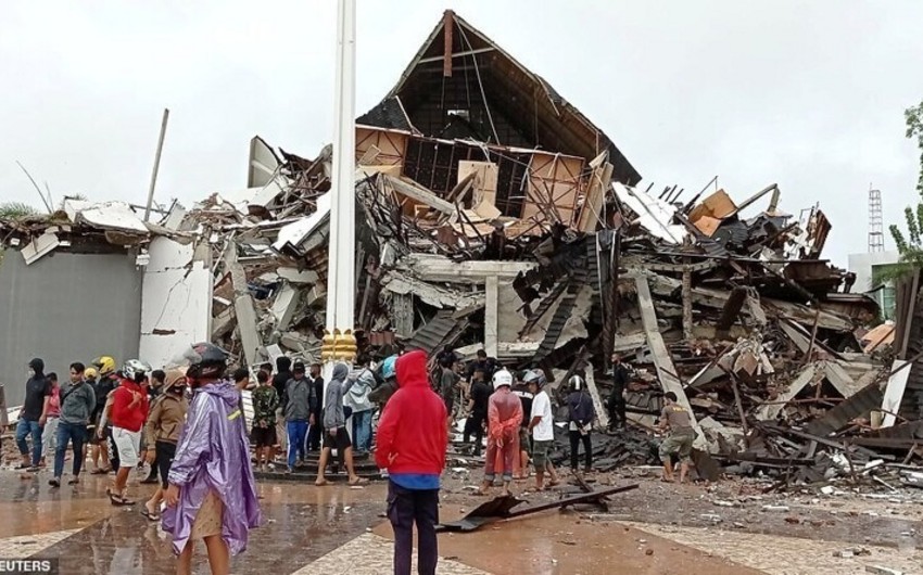 В Индонезии около 15 человек остались под завалами обрушившегося здания магазина