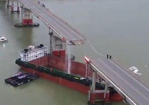 На юге Китая грузовое судно снесло часть автомобильного моста