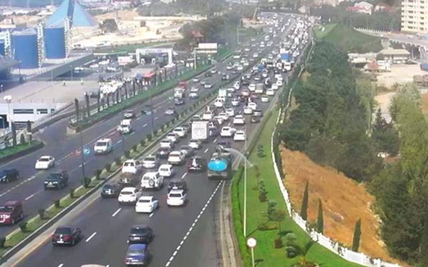 На шоссе Баку-Сумгайыт отмечается плотное движение автомобилей