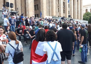 В Тбилиси перед зданием парламента проводится очередная акция протеста - ФОТО