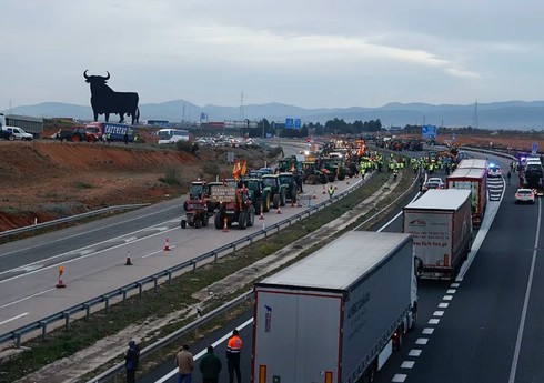 Фермеры на тракторах блокировали десятки дорог по всей Испании