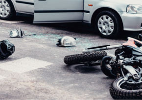 В Баку автомобиль столкнулся с мотоциклом, водитель сбежал с места ДТП