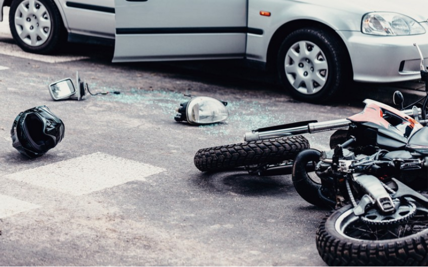 В Баку автомобиль столкнулся с мотоциклом, водитель сбежал с места ДТП