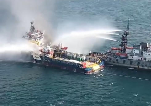 МЧС: Тушение пожара на судне снабжения в Каспийском море продолжается