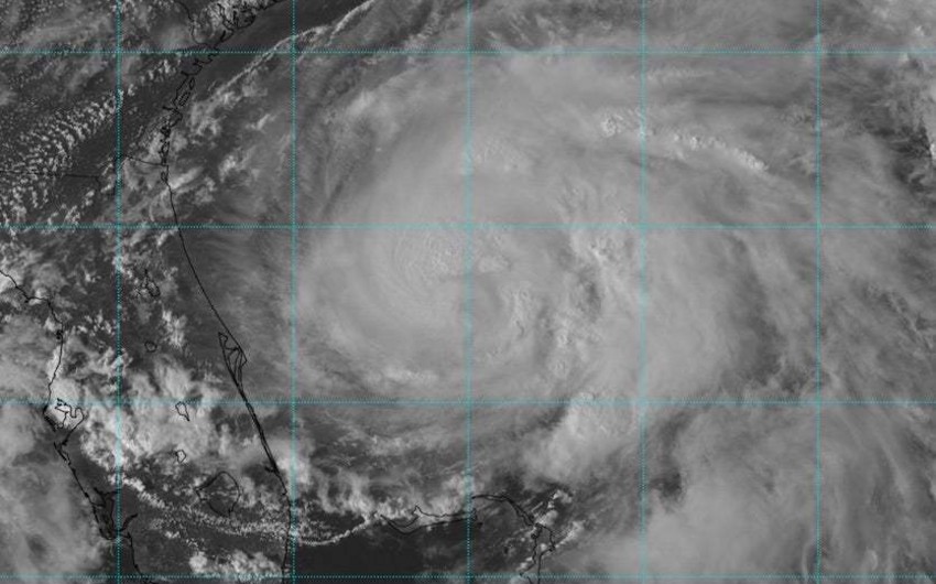Ураган Умберто усилился до третьей категории