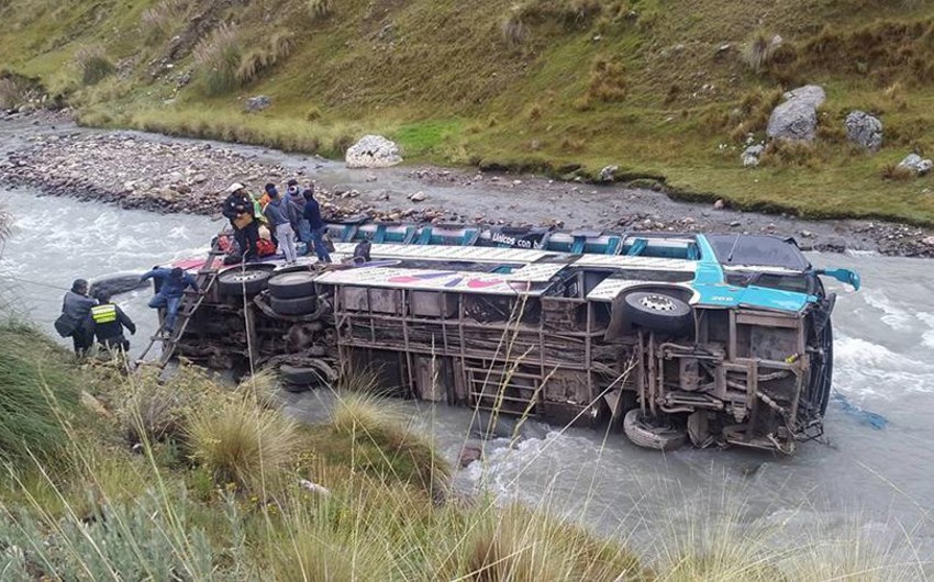 Boliviyada avtobus uçuruma yuvarlanıb, 25 nəfər ölüb