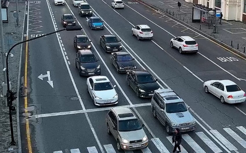 На ряде улиц и проспектов Баку затруднено движение транспорта