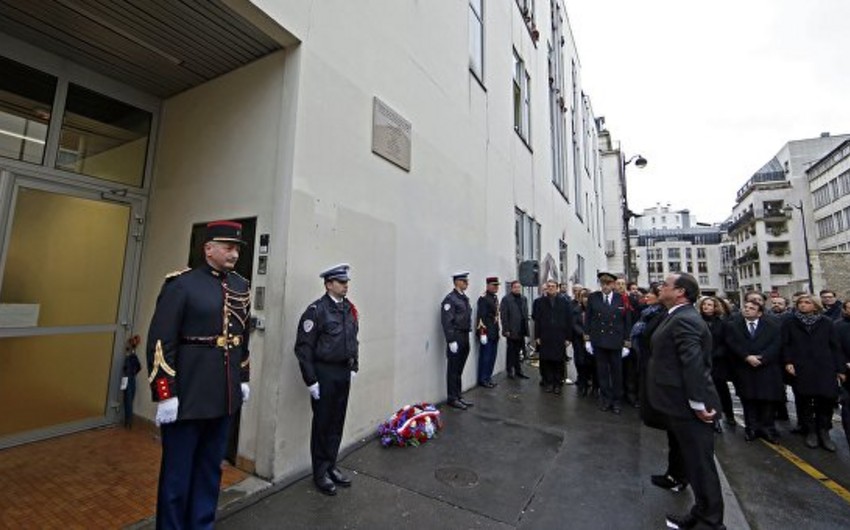 Олланд открыл мемориальные доски в годовщину атаки Charlie Hebdo