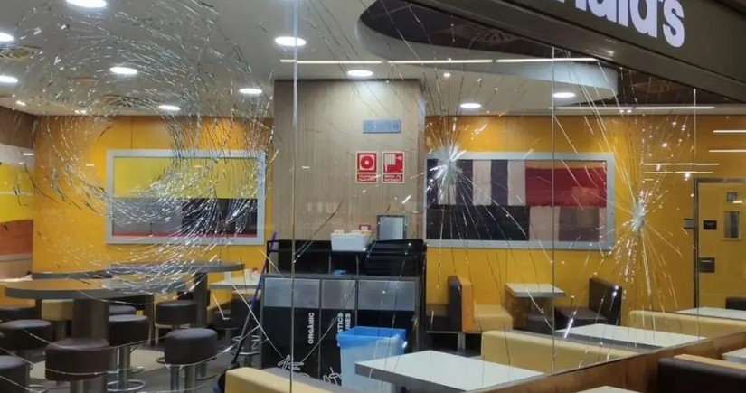 В Испании мужчина с топором атаковал McDonald's