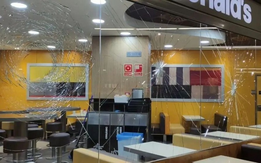 В Испании мужчина с топором атаковал McDonald's