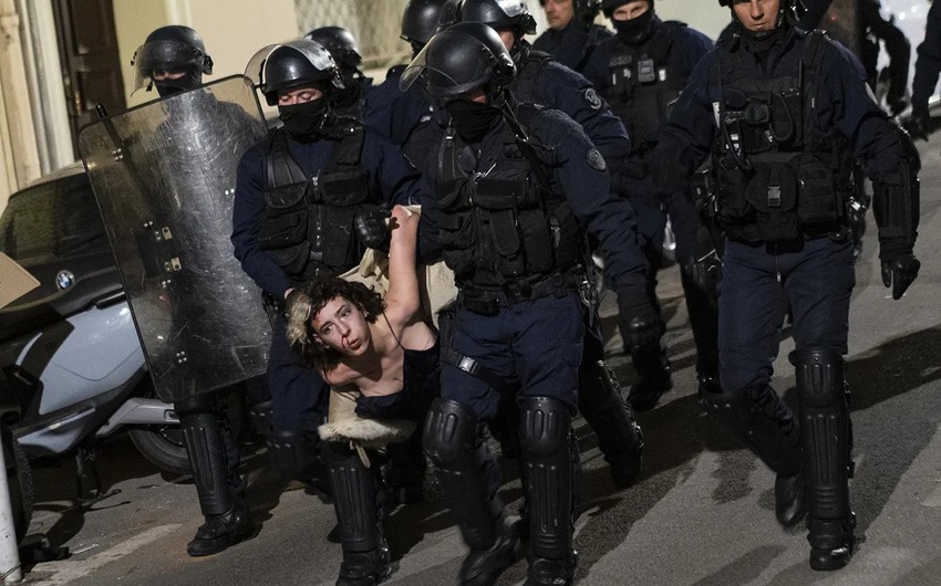 Более 120 полицейских пострадали в ходе протестов против пенсионной реформы во Франции