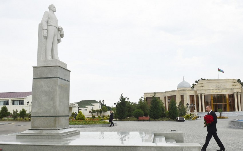 Prezident İlham Əliyev Goranboyda ulu öndər Heydər Əliyevin abidəsini ziyarət edib