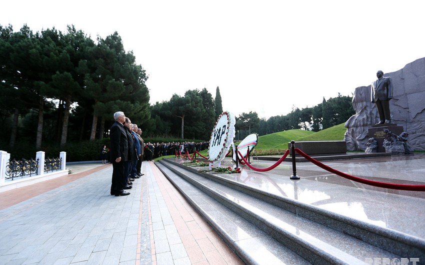 Руководство ПЕА посетило могилу Гейдара Алиева