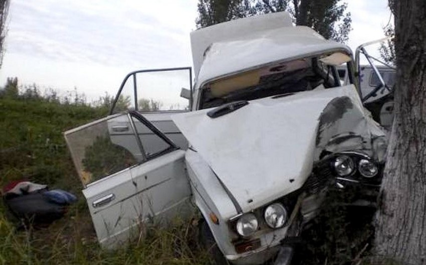 В Сальяне автомобиль врезался в трактор, 3 человека получили ранения