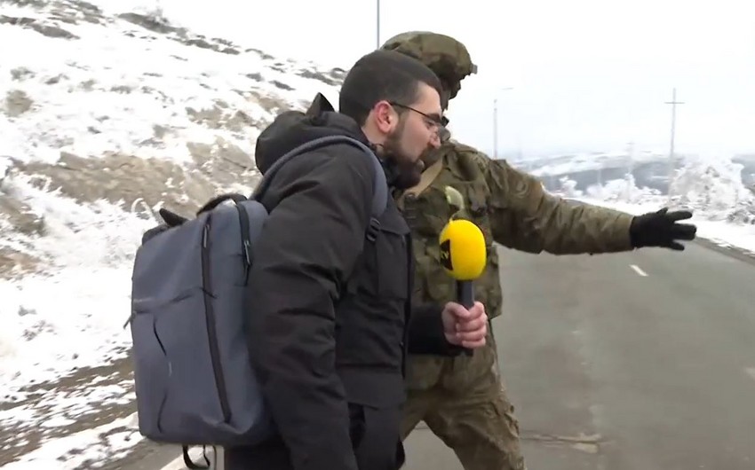 Russian peacekeepers prevent Azerbaijani journalists from doing their job