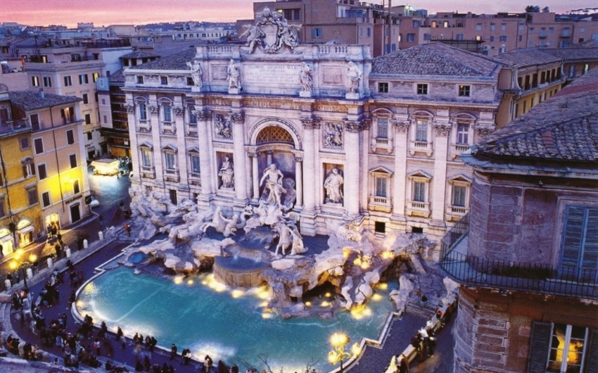 Мэрия Рима установила штрафы за купание в исторических фонтанах
