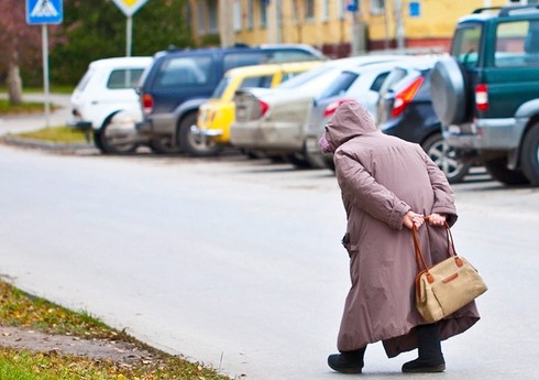 В Баку 60-летнюю женщину сбил автомобиль