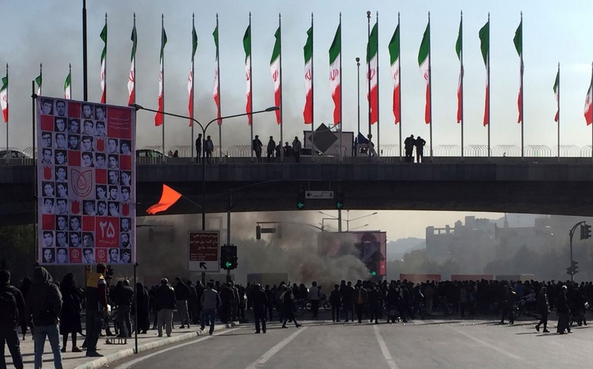 Акции протеста прошли почти в 100 населенных пунктах Ирана